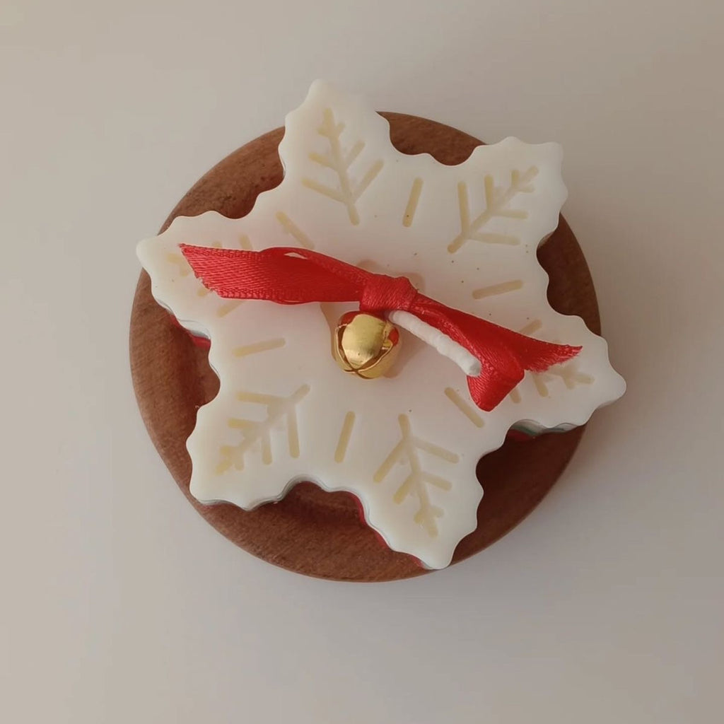 Scented snowflake soy wax candle